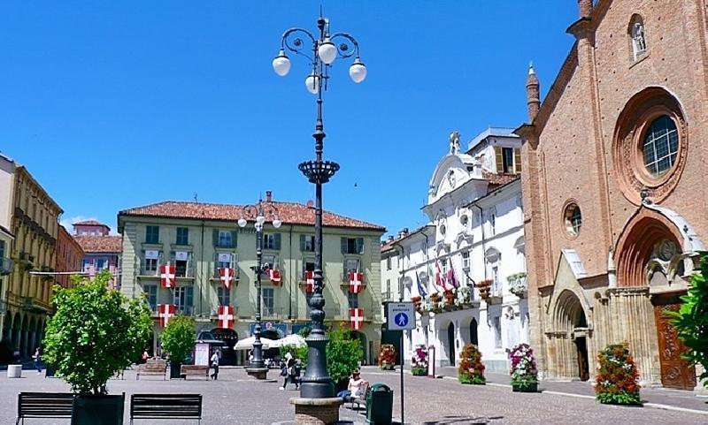 Comecasa Ampio Bilocale In Piazza San Secondo Asti Esterno foto